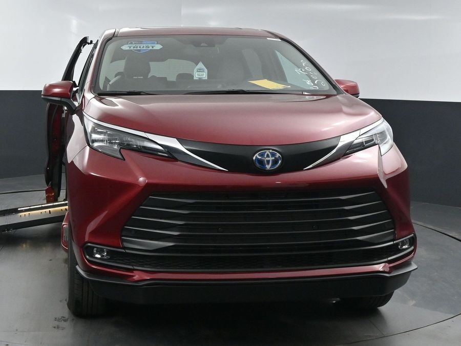 New 2025 Toyota Sienna Hybrid XLE Base - BraunAbility Side Entry Entry Fold Out Automatic Ramp
