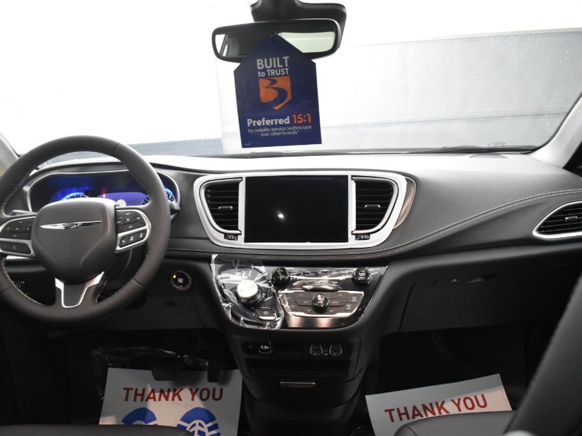 2025 CHRYSLER PACIFICA - Image 13