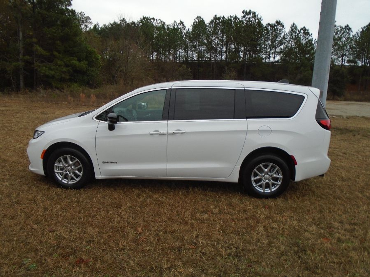 White Chrysler Pacifica image number 17