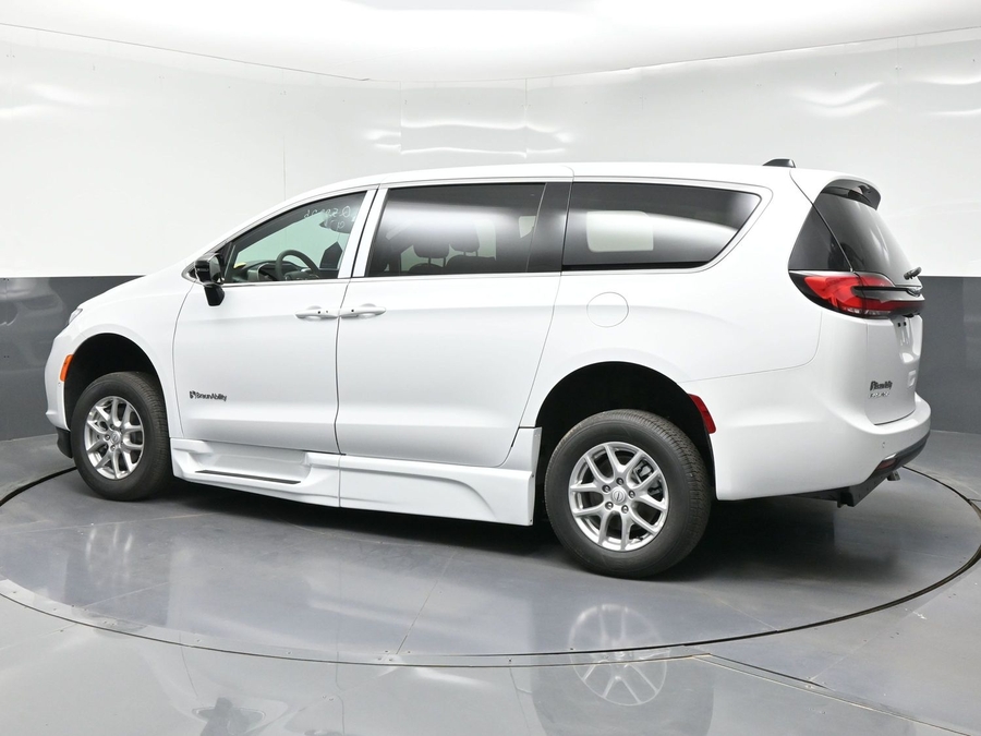 White Chrysler Pacifica image number 9