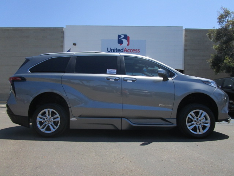 New 2026 Toyota Sienna Hybrid XSE Sport - BraunAbility Side Entry Fold Out Automatic Ramp