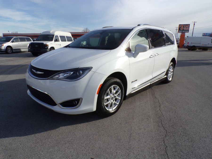 White Chrysler Pacifica image number 11