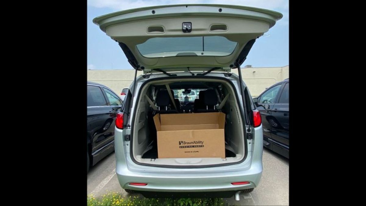 Silver Chrysler Voyager image number 18