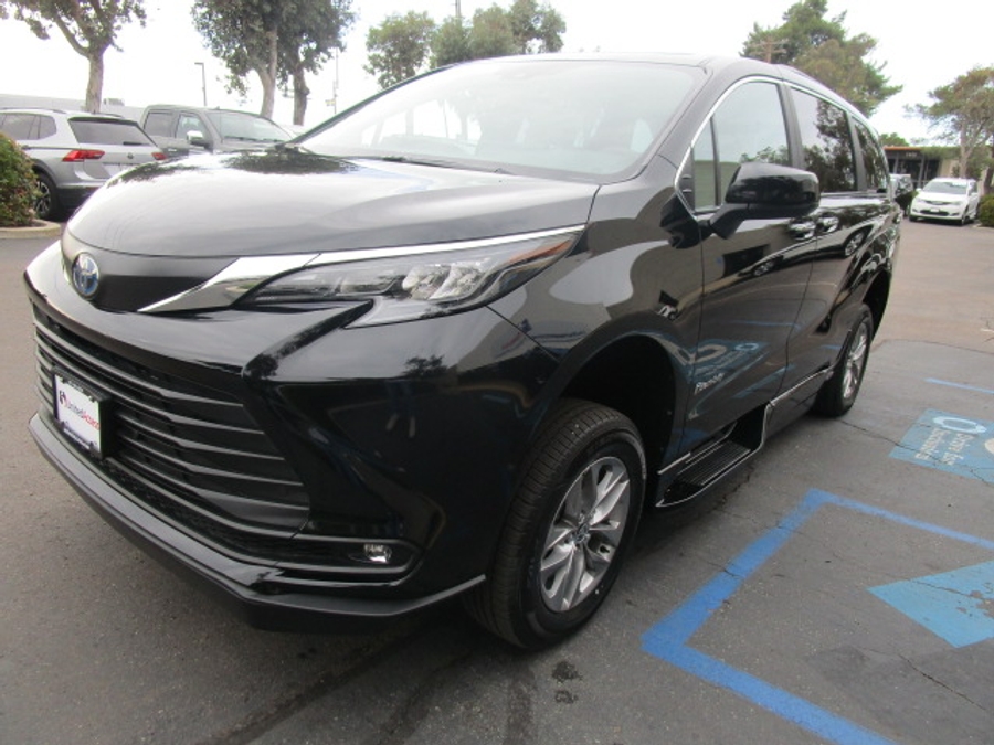 New 2025 Toyota Sienna Hybrid XLE Plus - BraunAbility Side Entry Entry In Floor Automatic Ramp