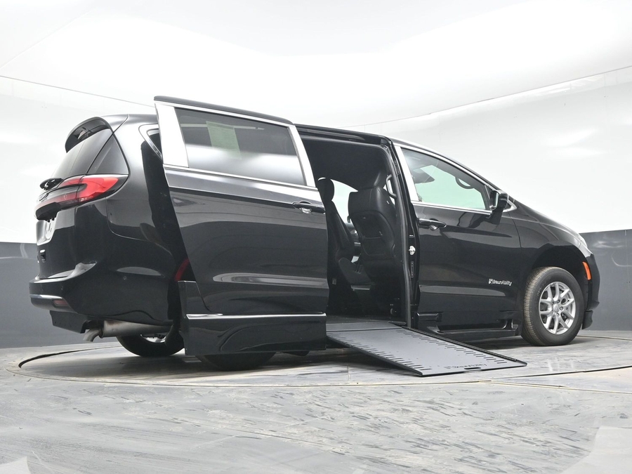 Black Chrysler Pacifica image number 21