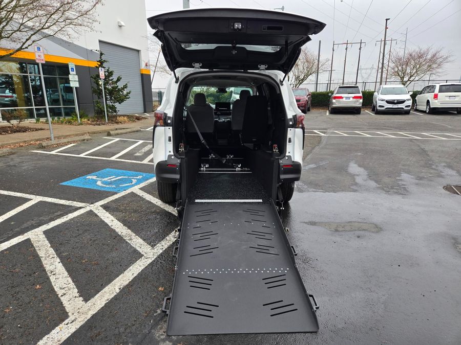 New 2025 Toyota Sienna Hybrid LE - Vantage Mobility Commercial Rear Entry Entry Fold Out Manual Ramp