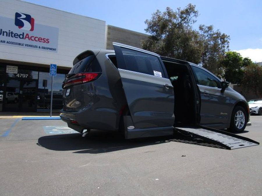 New 2025 Chrysler Pacifica Select Safety - BraunAbility Side Entry Entry Fold Out Automatic Ramp