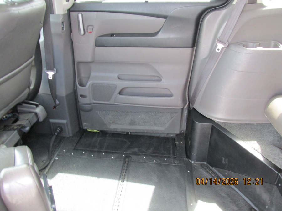 Brown Honda Odyssey image number 13
