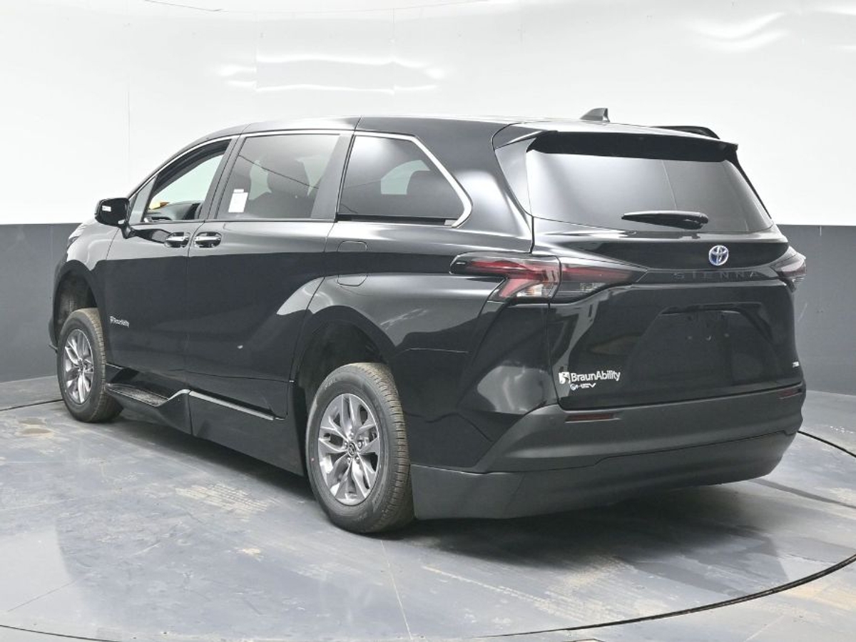 Black Toyota Sienna image number 4