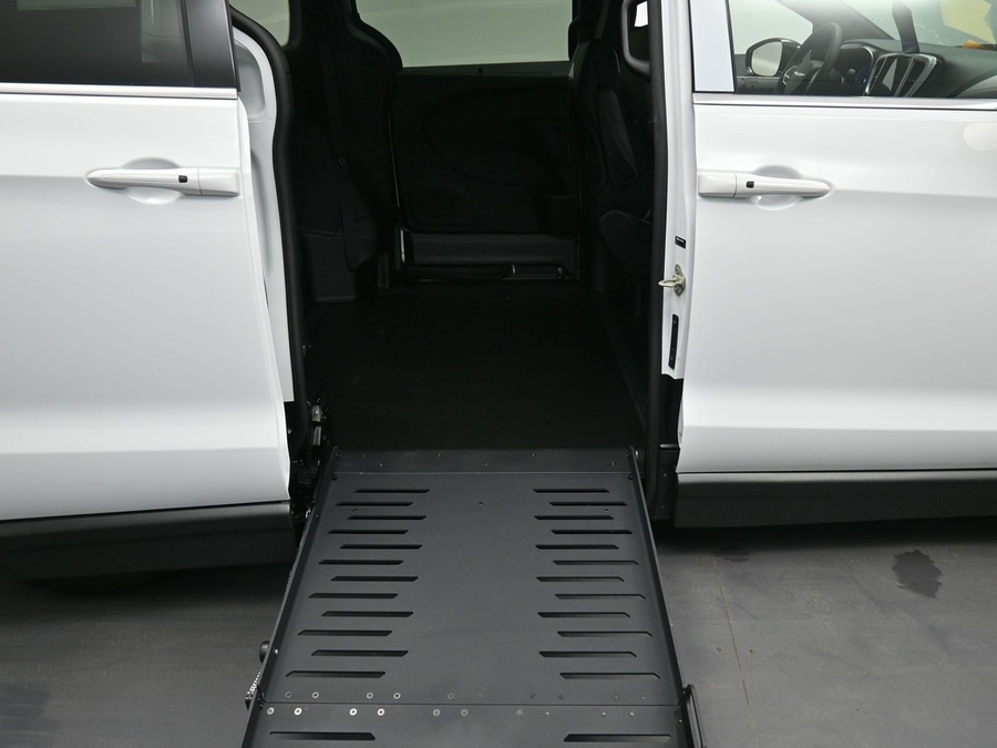 White Chrysler Pacifica image number 10