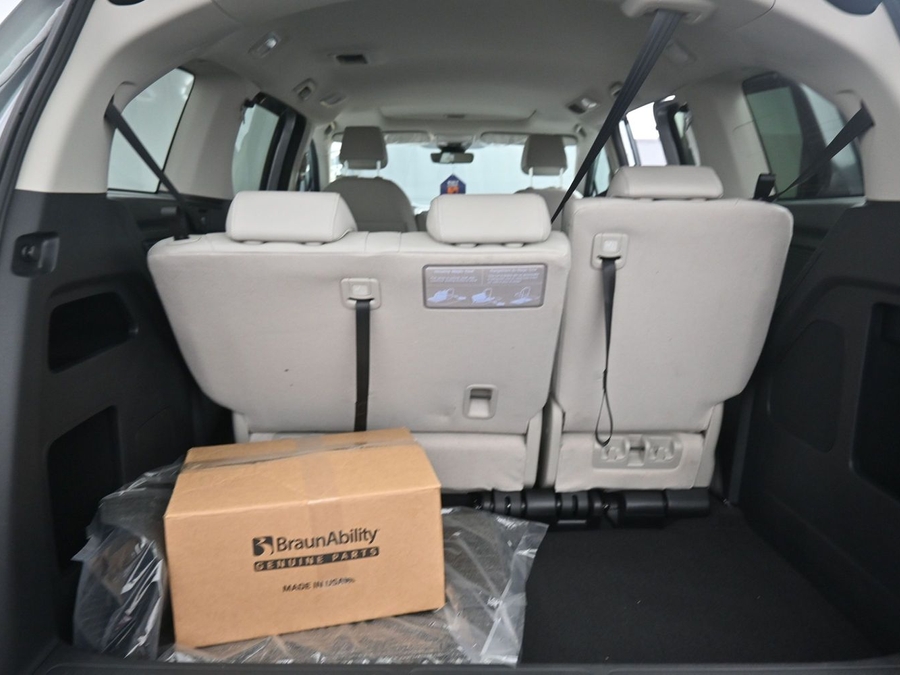 Silver Honda Odyssey image number 14
