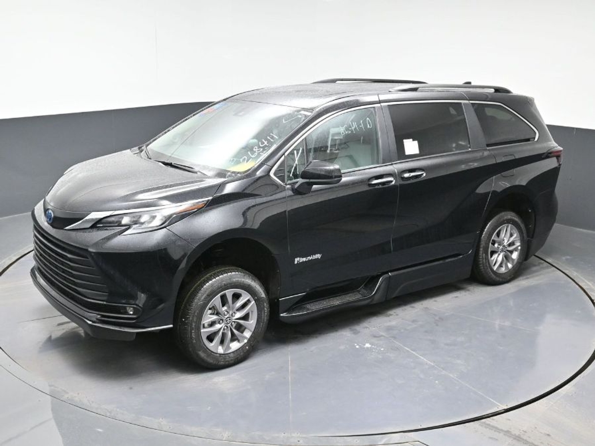 Black Toyota Sienna image number 8