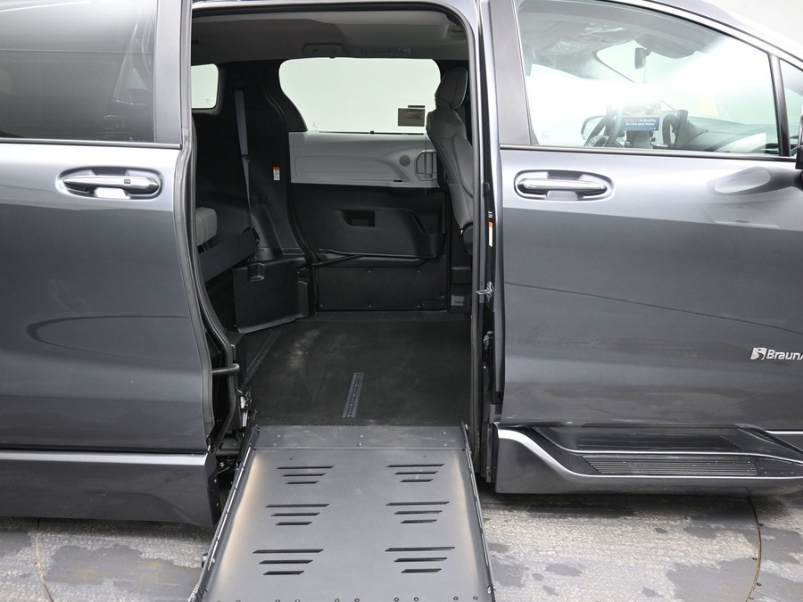 New 2025 Toyota Sienna Hybrid XLE Plus - BraunAbility Side Entry Entry Fold Out Automatic Ramp