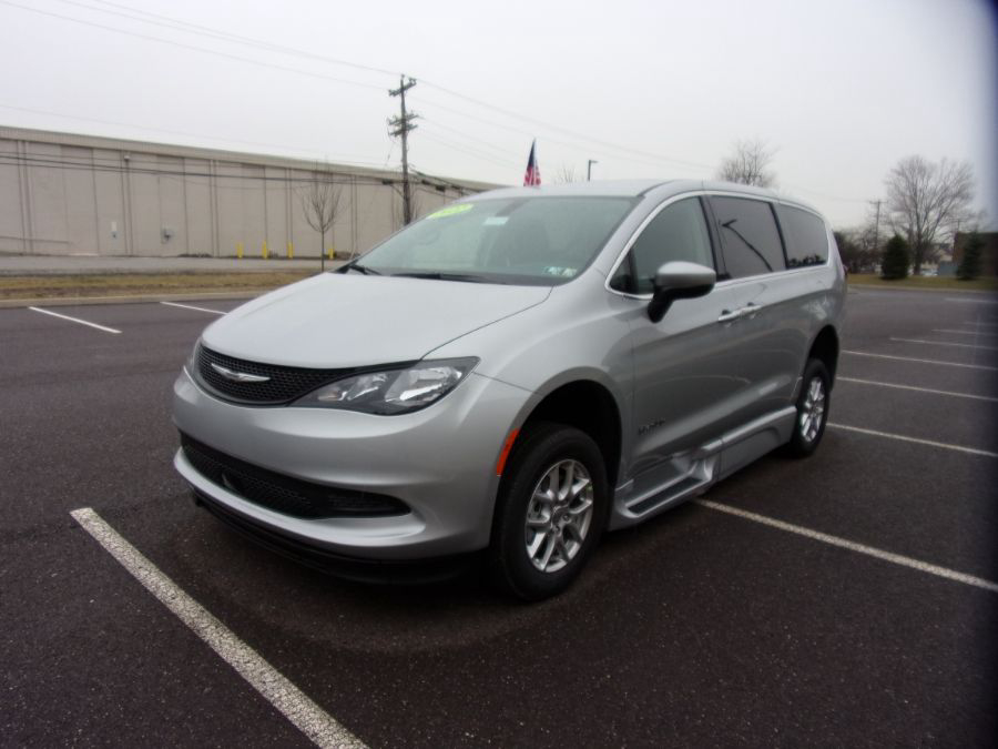 Silver Chrysler Voyager image number 3
