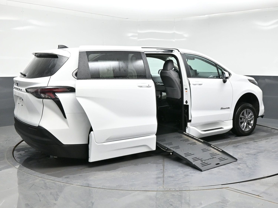 New 2026 Toyota Sienna Hybrid LE - BraunAbility Side Entry Entry Fold Out Automatic Ramp