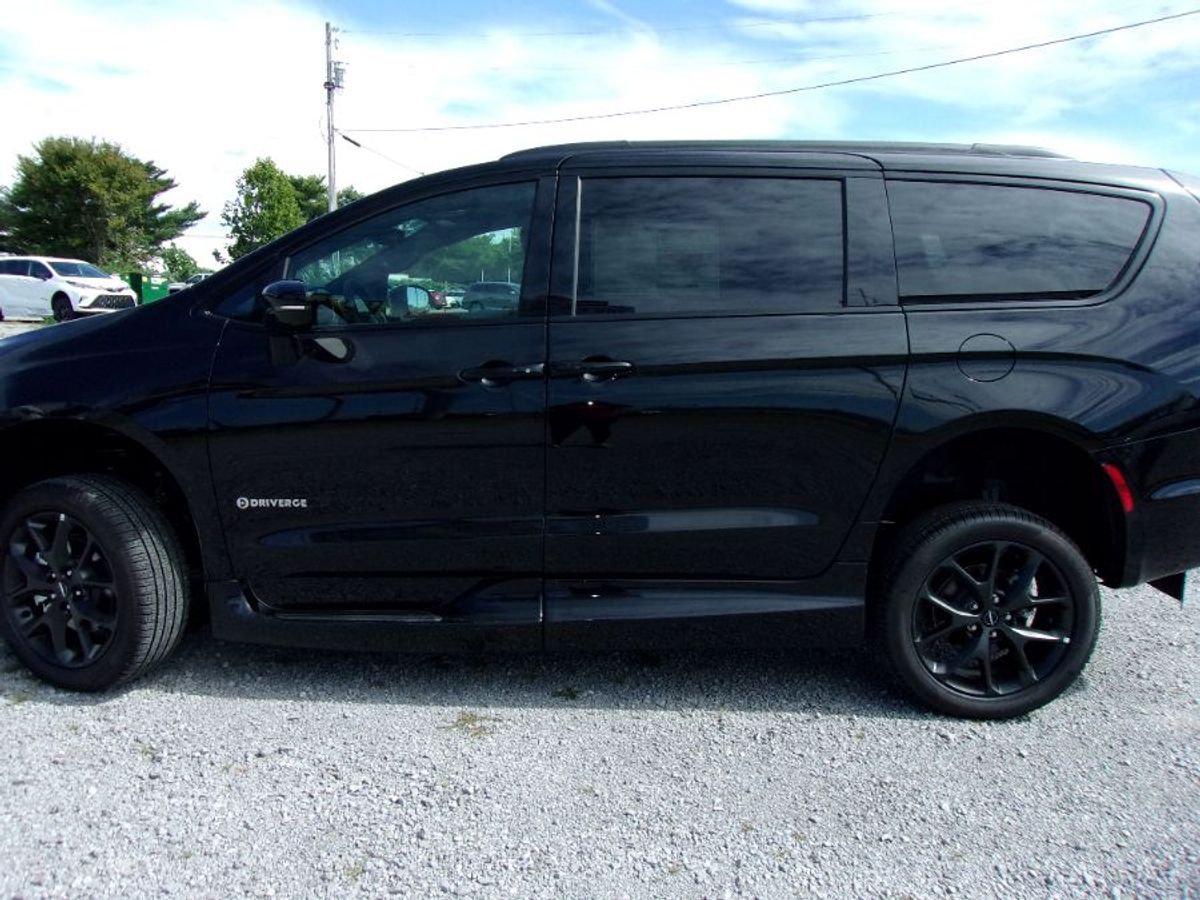Black Chrysler Pacifica image number 1