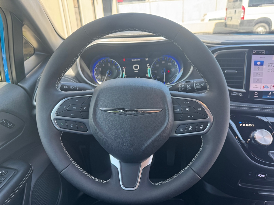 Blue Chrysler Pacifica image number 14