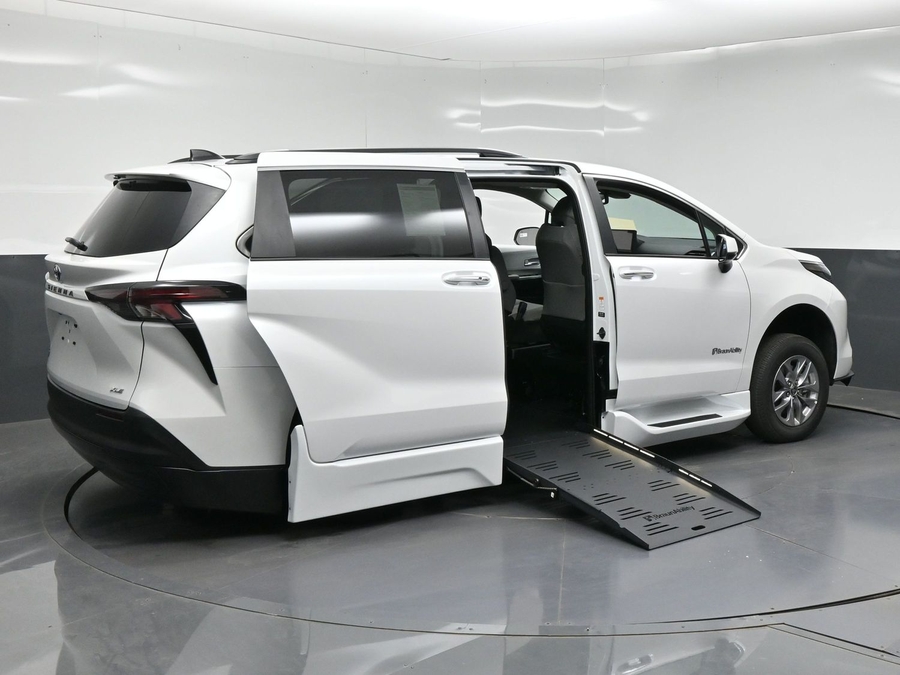 White Toyota Sienna image number 6