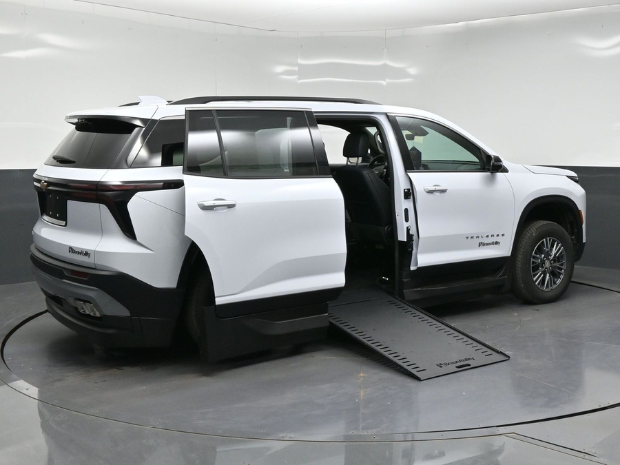 New 2026 Chevrolet Traverse 1LT - BraunAbility Side Entry In Floor Automatic Ramp