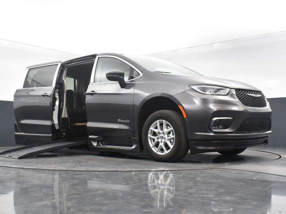 Grey Chrysler Pacifica image number 9