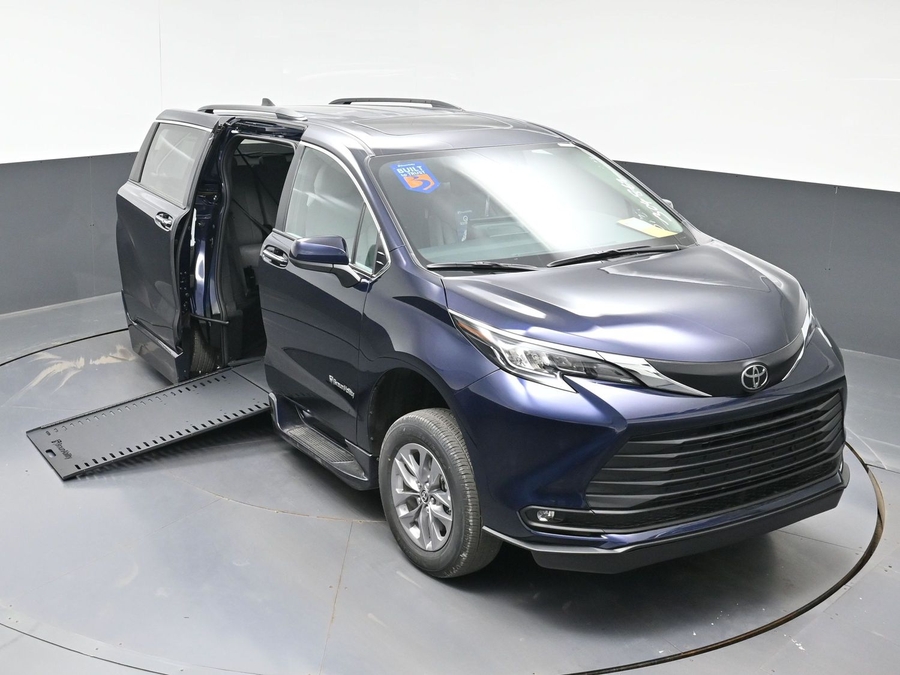 Blue Toyota Sienna image number 16