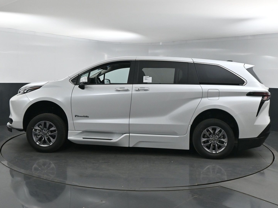 New 2025 Toyota Sienna Hybrid XLE Base - BraunAbility Side Entry Entry In Floor Automatic Ramp