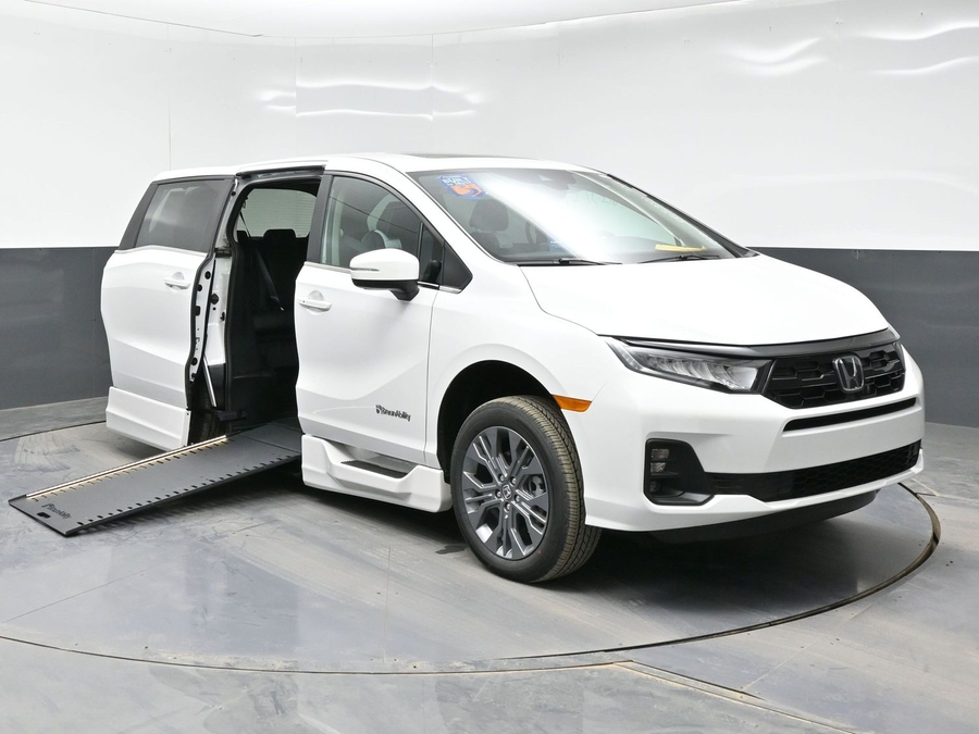 White Honda Odyssey image number 11
