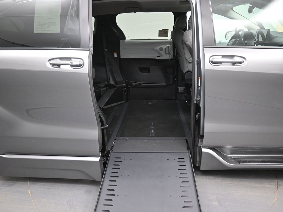 Grey Toyota Sienna image number 11