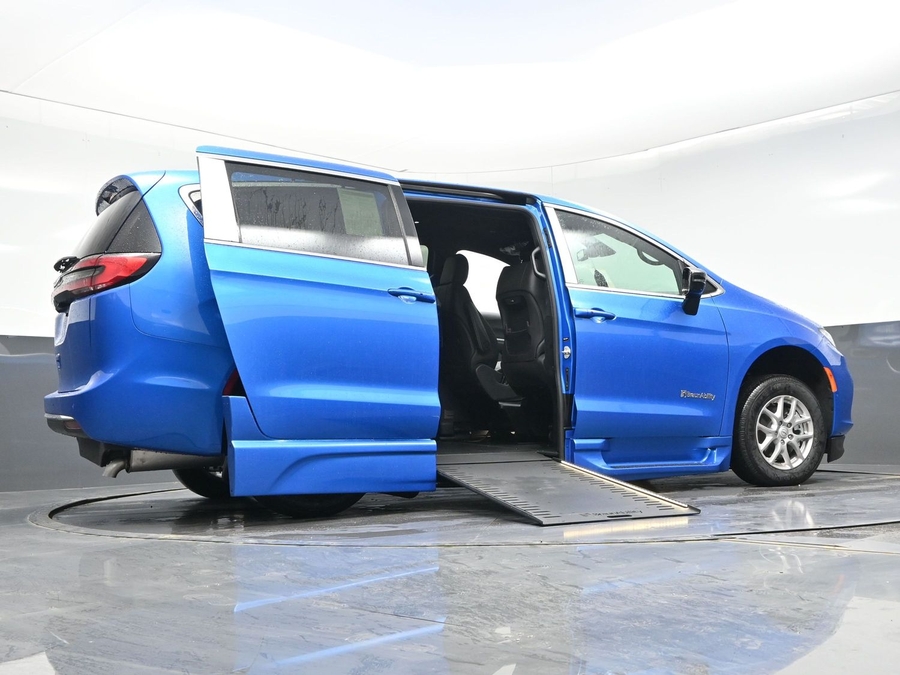New 2026 Chrysler Pacifica Select Safety - BraunAbility Side Entry Entry In Floor Automatic Ramp