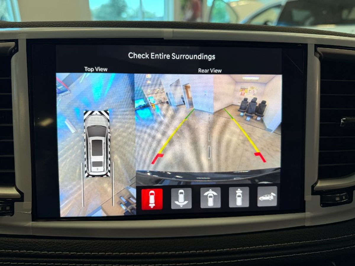 Black Chrysler Pacifica image number 20