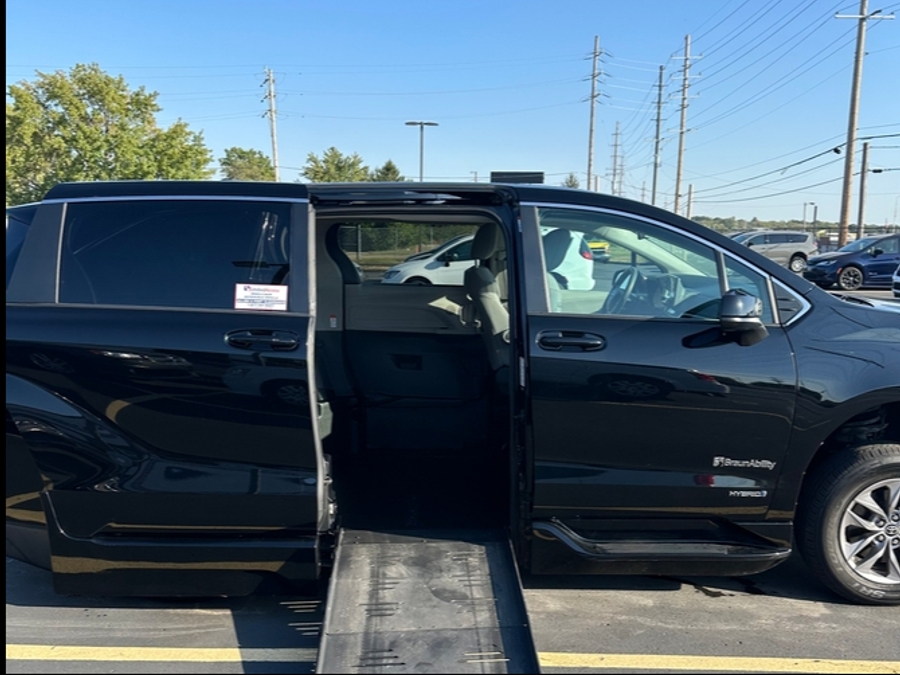 Used 2021 Toyota Sienna Hybrid LE - BraunAbility Side Entry Entry Fold Out Automatic Ramp