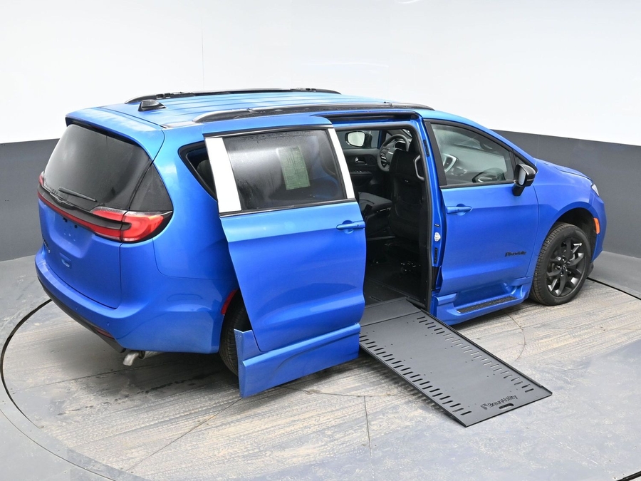 New 2026 Chrysler Pacifica Select Sport - BraunAbility Side Entry Entry In Floor Automatic Ramp