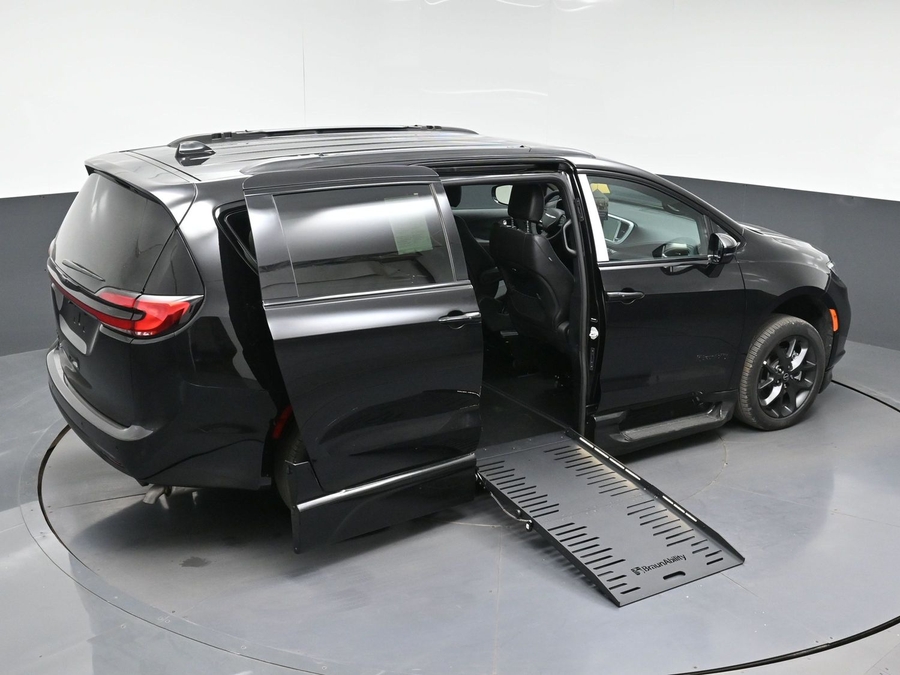 New 2026 Chrysler Pacifica Select Sport - BraunAbility Side Entry Fold Out Automatic Ramp