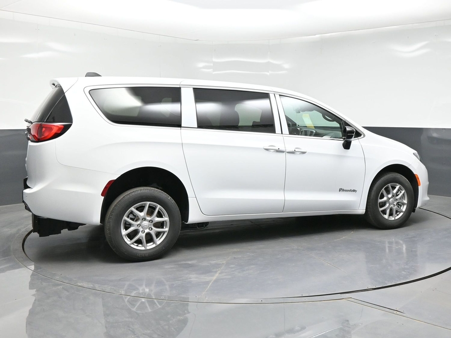 White Chrysler Voyager image number 6