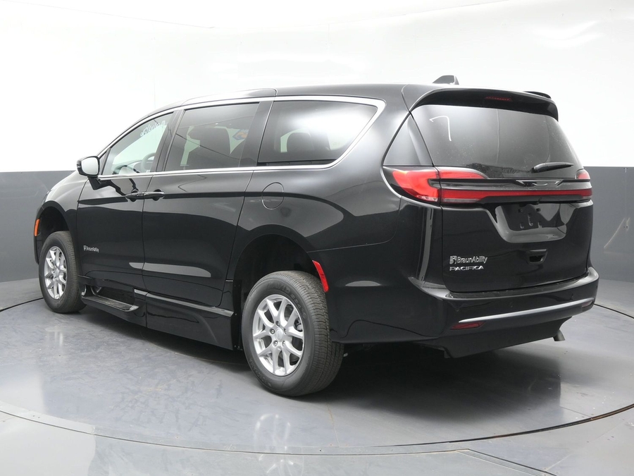 Black Chrysler Pacifica image number 4