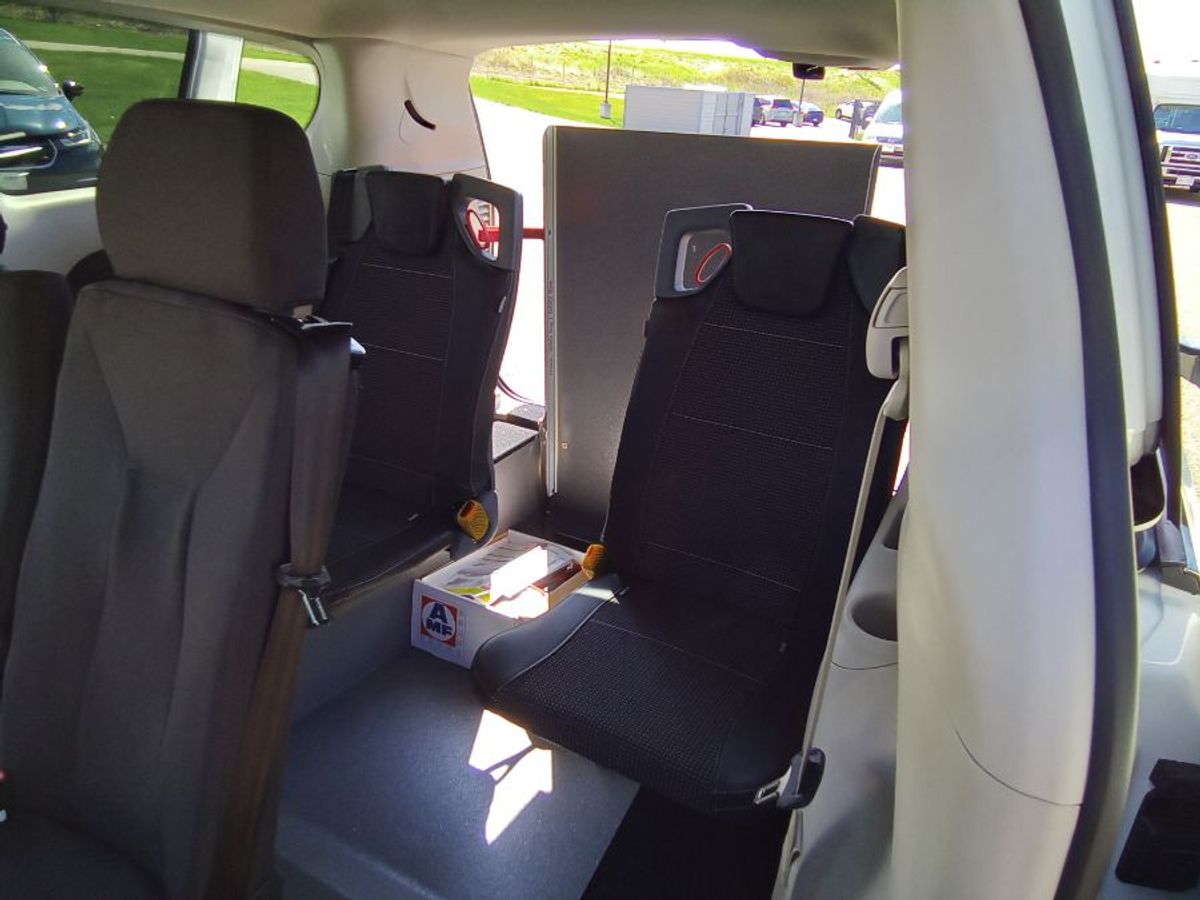 2024 CHRYSLER VOYAGER - Image 15