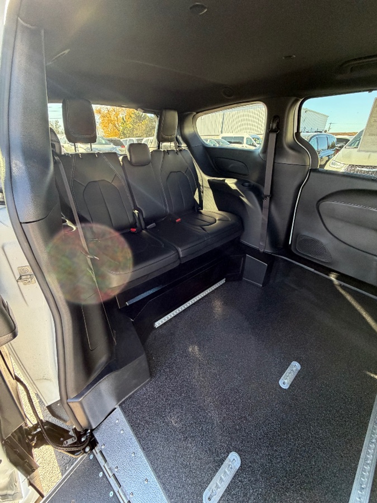 White Chrysler Voyager image number 16