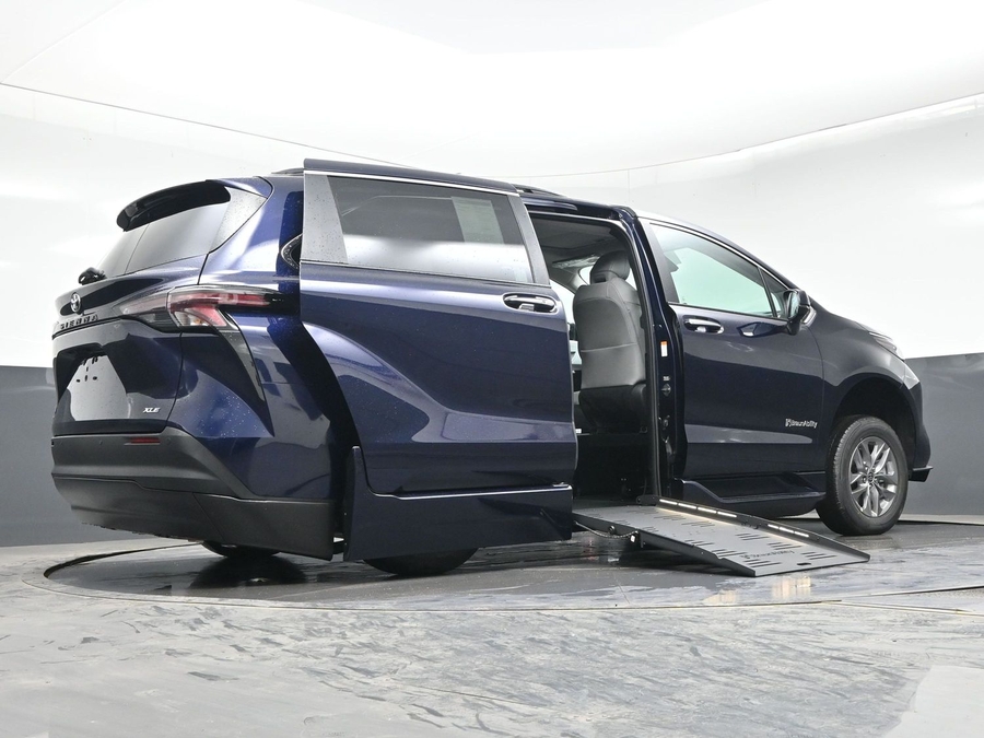 New 2026 Toyota Sienna Hybrid XLE Base - BraunAbility Side Entry Entry Fold Out Automatic Ramp