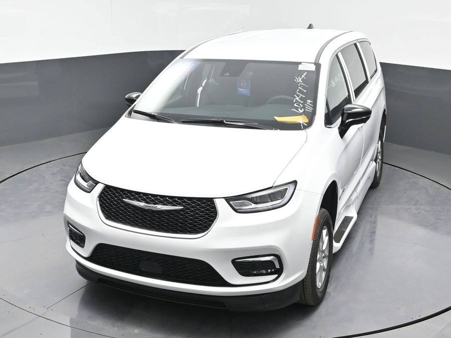 White Chrysler Pacifica image number 23