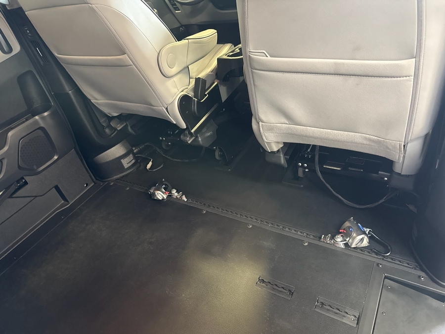 Silver Honda Odyssey image number 14