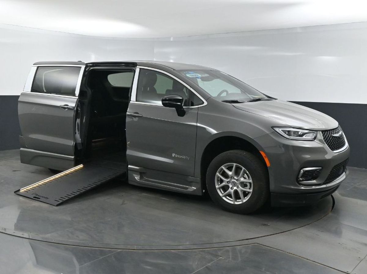 2025 Chrysler Pacifica Select's photo