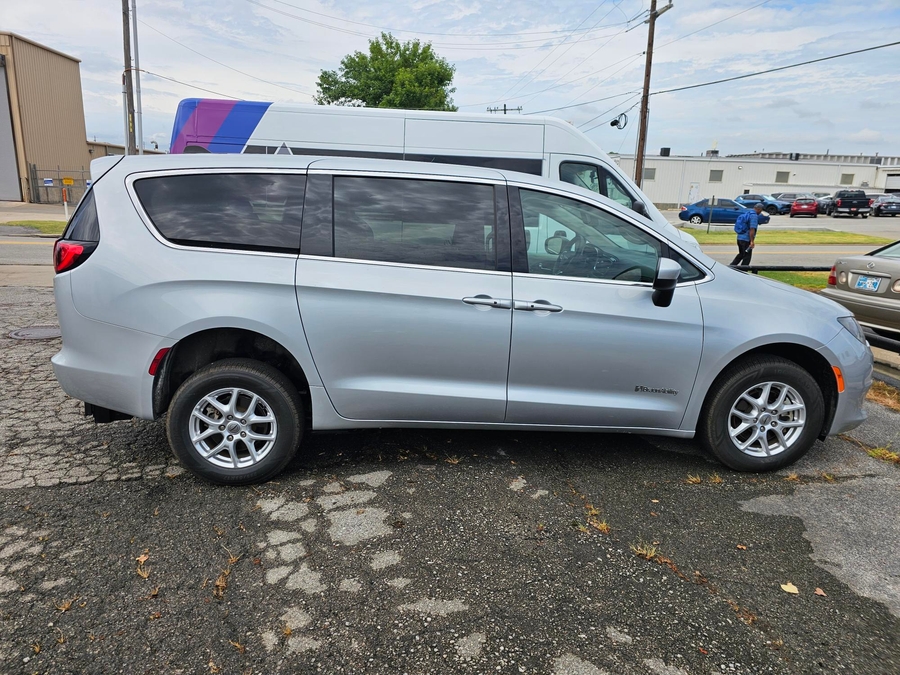Silver Chrysler Voyager número de imagen 1