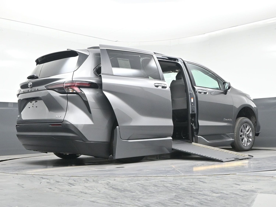 Grey Toyota Sienna image number 18