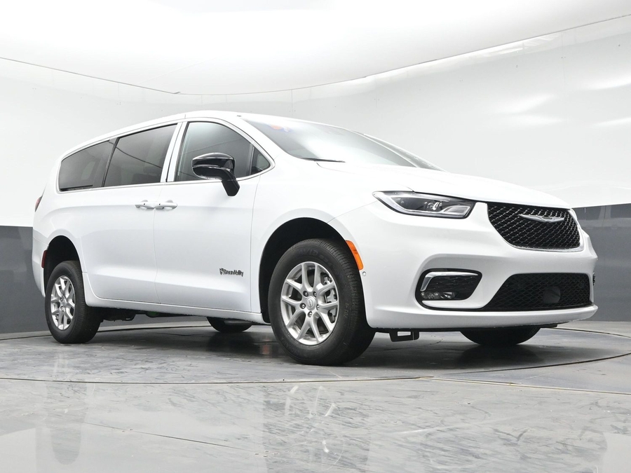White Chrysler Pacifica image number 17