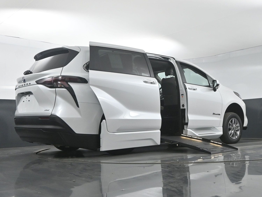 New 2025 Toyota Sienna Hybrid XLE Base - BraunAbility Side Entry Entry Fold Out Automatic Ramp