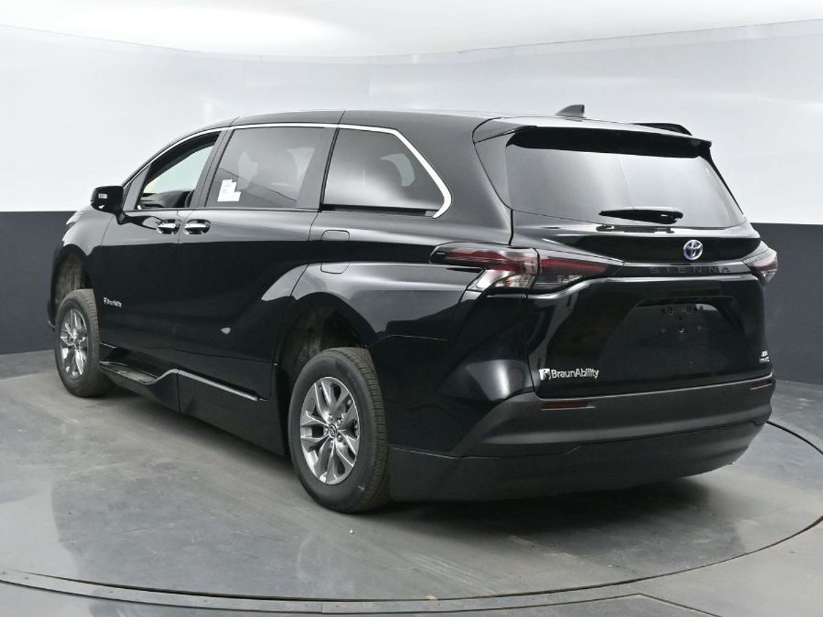 Black Toyota Sienna image number 21