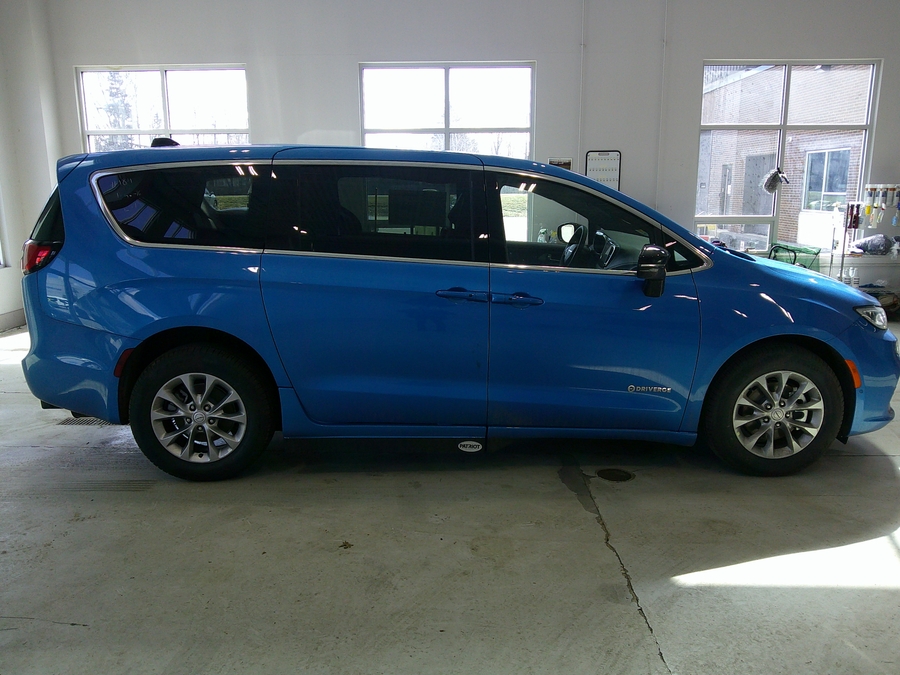 Blue Chrysler Pacifica image number 6
