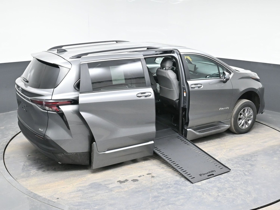Grey Toyota Sienna image number 19