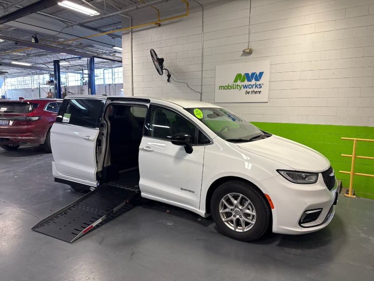 2024 CHRYSLER PACIFICA - Image 2