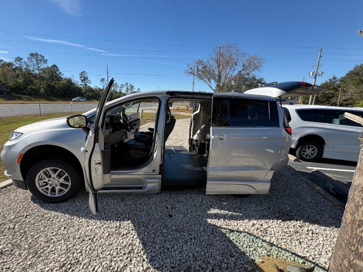 2024 Chrysler Pacifica Touring L's photo